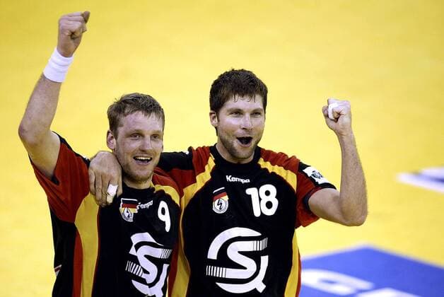 Klaus-Dieter Petersen (li.) und Daniel Stephan (beide Deutschland) - Schlußjubel Handball EM Herren Europameisterschaft 2004, Länderspiel, Nationalmannschaft, Nationalteam, Nationaltrikot, Vdig Gruppe Ljubljana Begeisterung, Freude,