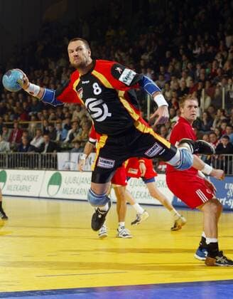 Christian Schwarzer (Deutschland) - Sprungwurf Handball EM Herren Europameisterschaft 2004, Nationalmannschaft, Nationalteam, Nationaltrikot, Länderspiel, Vdig Einzelbild Ljubljana Dynamik,