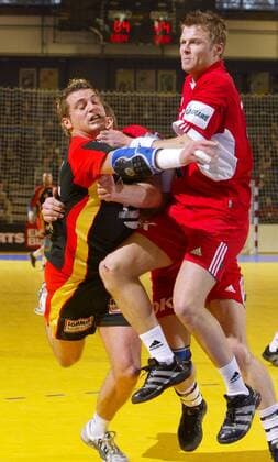 Florian Kehrmann (li., Deutschland) gegen Sören Stryger (Dänemark) Handball EM Herren Europameisterschaft 2004, Nationalmannschaft, Nationalteam, Nationaltrikot, Länderspiel, Vdig Gruppe Ljubljana Kampf