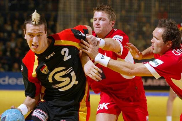 Pascal Hens (li., Deutschland) gegen Sören Stryger (Mitte) und Lars Christiansen (beide Dänemark) Handball EM Herren Europameisterschaft 2004, Nationalmannschaft, Nationalteam, Nationaltrikot, Länderspiel, Vdig Gruppe Ljubljana Dynamik, Kampf