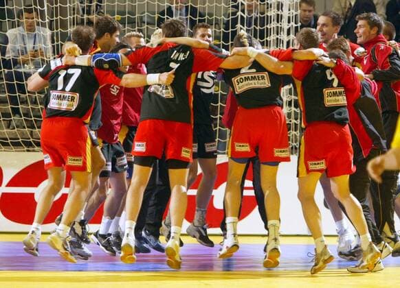 Deutschland feiert den Finaleinzug, v.li.: Heiko Grimm, Jan Olaf Immel, Pascal Hens und Klaus Dieter Petersen Handball EM Herren Europameisterschaft 2004, Nationalmannschaft, Nationalteam, Nationaltrikot, Länderspiel, Vdig Gruppe Ljubljana Harmonie, Freude, Kameradschaft,