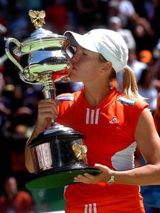 Siegerin Justine Henin-Hardenne (Belgien) küßt ihre Trophäe Tennis Damen Australian Open 2004, Grand Slam, WTA-Tour, Hartplatz, Hardcourt, Hartplatztennis, Hartplatzturnier Einzelbild Melbourne