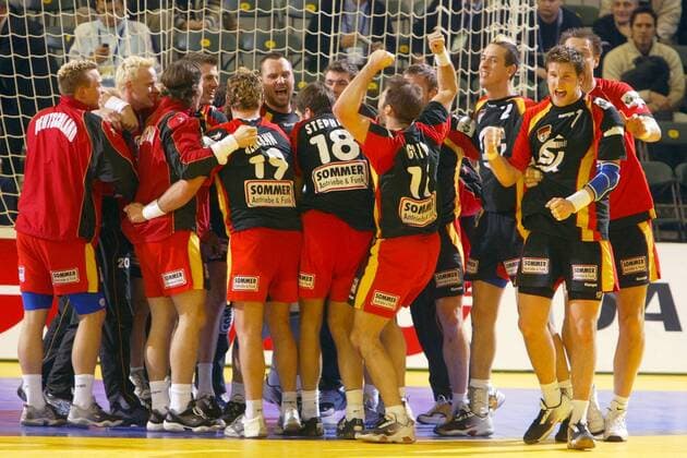 Schlussjubel Deutschland, u.a. mit Jan Olaf Immel (2.v.re.), Pascal Hens (3.v.re.) und Christian Schwarzer (6.v.li.) Handball EM Herren Europameisterschaft 2004, Nationalmannschaft, Nationalteam, Nationaltrikot, Länderspiel, Vdig Totale Ljubljana Freude, Begeisterung,