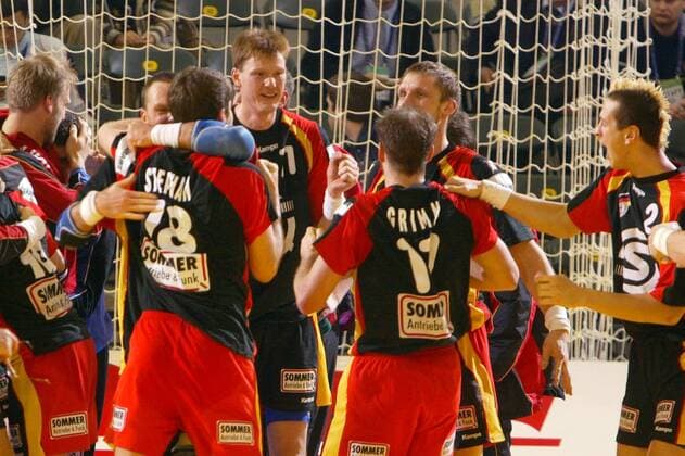 Schlussjubel Deutschland, v.re.: Pascal Hens, Klaus Dieter Petersen, Heiko Grimm, Volker Zerbe, Daniel Stephan und Christian Schwarzer Handball EM Herren Europameisterschaft 2004, Nationalmannschaft, Nationalteam, Nationaltrikot, Länderspiel, Vdig Gruppe Ljubljana Freude,