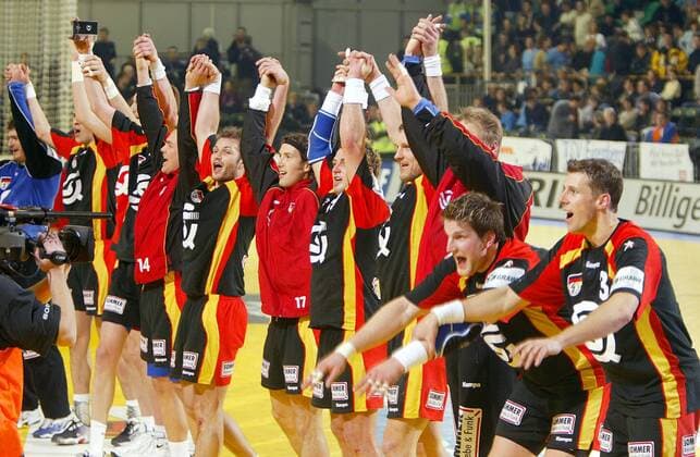 Das deutsche Team bedankt sich nach dem Finaleinzug mit der Laola Welle bei ihren Anhängern, v.re.: Steffen Weber, Jan Olaf Immel, Torwart Ramota, Klaus Dieter Petersen, Florian Kehrmann, Torsten Jansen, Heiko Grimm und Christian Zeitz (alle Deutschland) Handball EM Herren Europameisterschaft 2004, Nationalmannschaft, Nationalteam, Nationaltrikot, Länderspiel, Vdig Totale Ljubljana Freude, Begeisterung,