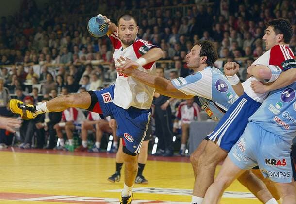Ivano Balic (li., Kroatien) - Sprungwurf gegen Branko Bedekovic (2.v.li., Slowenien) Handball EM Herren Europameisterschaft 2004, Nationalmannschaft, Nationalteam, Nationaltrikot, Länderspiel, Vdig Gruppe Ljubljana Dynamik,