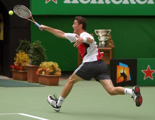 Marat Safin (Rußland) streckt sich nach dem Ball Tennis Herren Australian Open 2004, Grand Slam, ATP-Tour, Hartplatz, Hardcourt, Hartplatztennis, Hartplatzturnier Einzelbild Melbourne Dynamik,