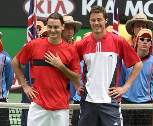 Sieger Roger Federer (Schweiz, li.) und Marat Safin (Rußland) warten gut gelaunt auf die Siegerehrung Tennis Herren Australian Open 2004, Grand Slam, ATP-Tour Gruppe Melbourne Freude,