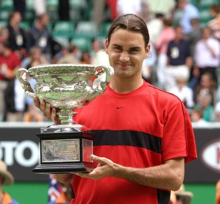 Sieger Roger Federer (Schweiz) präsentiert stolz seine Trophäe Tennis Herren Australian Open 2004, Grand Slam, ATP-Tour Einzelbild Melbourne Freude,