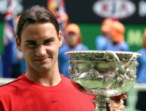 Sieger Roger Federer (Schweiz) präsentiert stolz seine Trophäe Tennis Herren Australian Open 2004, Grand Slam, ATP-Tour Porträt Melbourne