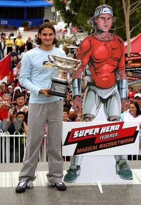 Super Hero Roger Federer (Schweiz) präsentiert neben einer Imitation von sich stolz seine Trophäe Tennis Herren Australian Open 2004, Grand Slam, ATP-Tour Einzelbild Melbourne