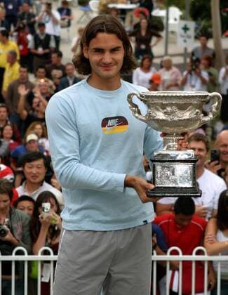 Sieger Roger Federer (Schweiz) präsentiert stolz seine Trophäe Tennis Herren Australian Open 2004, Grand Slam, ATP-Tour Einzelbild Melbourne Freude,