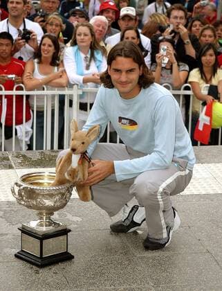 Sieger Roger Federer (Schweiz) präsentiert mit einem Plüschkänguruh in den Händen stolz seine Trophäe Tennis Herren Australian Open 2004, Grand Slam, ATP-Tour Einzelbild Melbourne