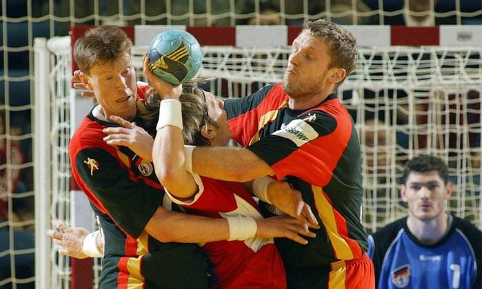 Klaus-Dieter Petersen (re.) und Volker Zerbe (beide Deutschland) nehmen Claus Jakobsen (Dänemark) in die Zange Handball EM Herren Europameisterschaft 2004, Länderspiel, Nationalmannschaft, Nationalteam, Nationaltrikot, Gruppe Ljubljana Dynamik, Kampf,