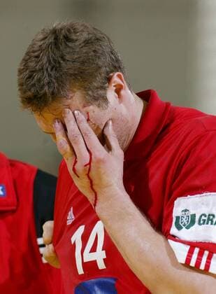 Michael Knudsen (Dänemark) mit einer klaffenden Wunde im Gesicht Handball EM Herren Europameisterschaft 2004, Länderspiel, Nationalmannschaft, Nationalteam, Nationaltrikot, Einzelbild Ljubljana