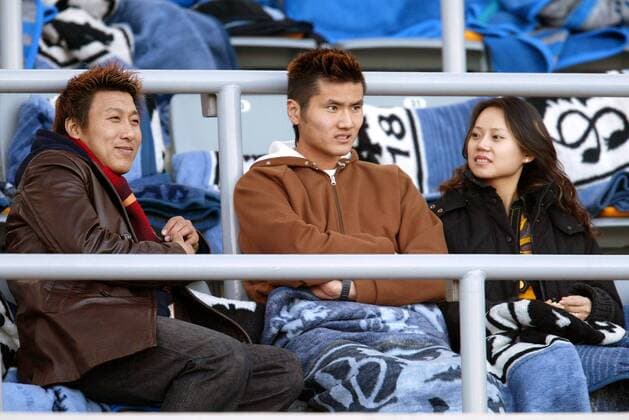 Jiayi Shao (1860, Mitte) sitzt skeptisch mit seiner Freundin Wang auf der Tribüne, re. amüsiert sich Enhua Zhang (China) Fußball 1. BL Herren Saison 2003 2004, TSV 1860 München Gruppe München Skepsis,