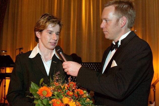 Bettina Wiegmann (Deutschland), Gewinnerin des Goldenen Bandes, im Gespräch mit Moderator Johannes B. Kerner Fußball Damen 55. Goldenes Band der Deutschen Sportpresse 2004, Ehrung, Auszeichnung, Gala, Sportlergala, Vdig Gruppe