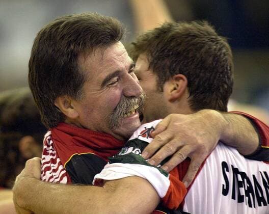 Bundestrainer Heiner Brand (li.) und Daniel Stephan (beide Deutschland) freuen sich überglücklich über den Europameistertitel Handball EM Herren Europameisterschaft 2004, Länderspiel, Finale, Nationalmannschaft, Nationalteam, Nationaltrikot Gruppe Ljubljana Glück, Freude, Begeisterung,