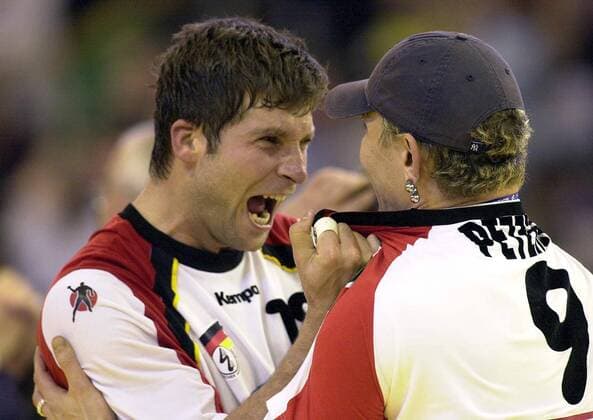 Daniel Stephan (li.) freut sich überglücklich über den Europameistertitel und packt Stefan Kretzschmar (beide Deutschland) überschwänglich am Schlafittchen Handball EM Herren Europameisterschaft 2004, Länderspiel, Finale, Nationalmannschaft, Nationalteam, Nationaltrikot Gruppe Ljubljana Glück, Freude, Begeisterung,