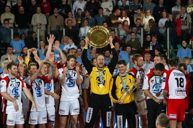 Torwart Christian Ramota (Mitte) präsentiert die Europameisterschale, daneben Jan-Olaf Immel (li.) und Torwartkollege Henning Fritz (re., alle Deutschland) Handball EM Herren Europameisterschaft 2004, Nationalmannschaft, Nationalteam, Nationaltrikot, Finale, Endspiel, Totale Schrei, schreien, Jubelschrei, Freudenschrei Ljubljana Glück, Begeisterung, Freude,