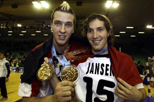 Deutschland ist Europameister - Pascal Hens (li.) und Torsten Jansen präsentieren stolz ihre Goldmedaillen Handball EM Herren Europameisterschaft 2004, Länderspiel, Nationalmannschaft, Nationalteam, Finale, Endspiel, Vdig Gruppe Ljubljana, Feier Freude,