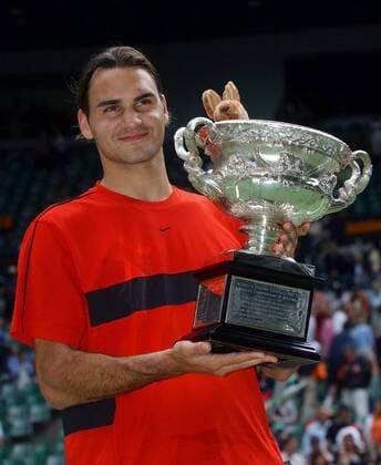 Australian Open Sieger Roger Federer (Schweiz) präsentiert seine Trophäe Tennis Herren Australian Open 2004, Grand Slam, ATP-Tour Einzelbild Melbourne Freude,