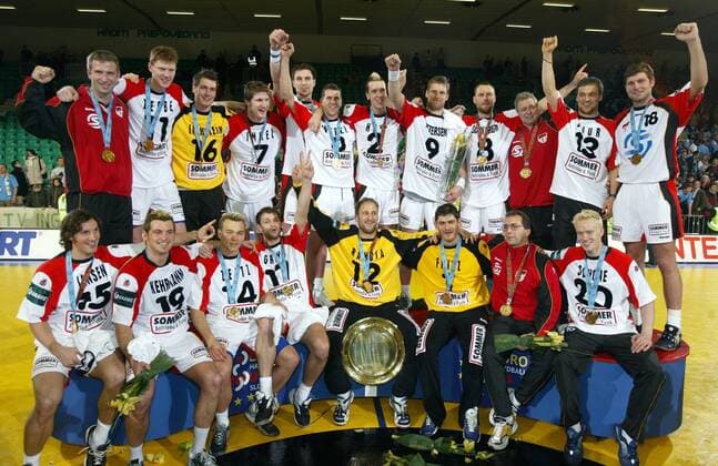 Mannschaftsbild Europameister Deutschland: hi. v.li.: Co-Trainer Löhr, Zerbe, Torwart Lichtlein, Immel, Dragunski, Weber, Hens, Petersen, Schwarzer, x, Baur, Stephan, vorn: Jensen, Kehrmann, Zeitz, Grimm, die Torhüter Ramota und Fritz, x und Schöne Handball EM Herren Europameisterschaft 2004, Nationalmannschaft, Nationalteam, Nationaltrikot, Länderspiel, Vdig Totale Ljubljana Freude,