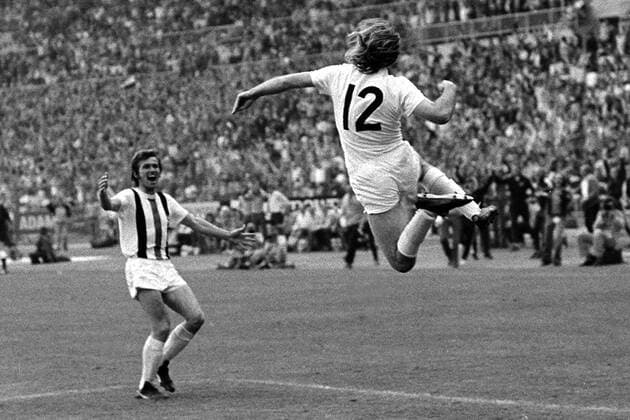 Luftsprung: Torschütze Günter Netzer (re.) hebt ab, Jupp Heynckes (beide Gladbach) wartet auf seine Landung Fußball 1. BL Herren DFB-Pokal 1972 1973, Borussia Mönchengladbach, Finale, Endspiel, Pokalendspiel, Geschichte, Historie Gruppe Düsseldorf Glück, Höhe Begeisterung, Freude,