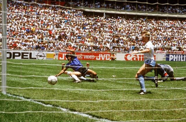 Diego Armando Maradona (li., Argentinien) besorgt nach einem Sololauf über den halben Platz das zwischenzeitliche 2:0, Gary Stevens (England) kann nur noch zuschauen - dieses Tor wurde zum Tor des Jahrhunderts gewählt Fußball WM Herren Weltmeisterschaft 1986, Nationalmannschaft, Nationalteam, Nationaltrikot, Länderspiel, Viertelfinale Gruppe Argentinien - England 2:1 Mexiko-Stadt, Mexico-City, Jahrhunderttor Dynamik,