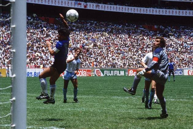 Ikonische Bilder der Sportgeschichte Diego Armando Maradona (li., Argentinien) besorgt gegen Torwart Peter Shilton (England) mit Hilfe der Hand Gottes das zwischenzeitliche 1:0 Fußball WM Herren Weltmeisterschaft 1986, Nationalmannschaft, Nationalteam, Nationaltrikot, Länderspiel, Viertelfinale Gruppe Argentinien - England 2:1, Torhüter, Keeper, Tor, Mexiko-Stadt, Mexico-City, Handtor, Jahrhunderttor Dynamik,