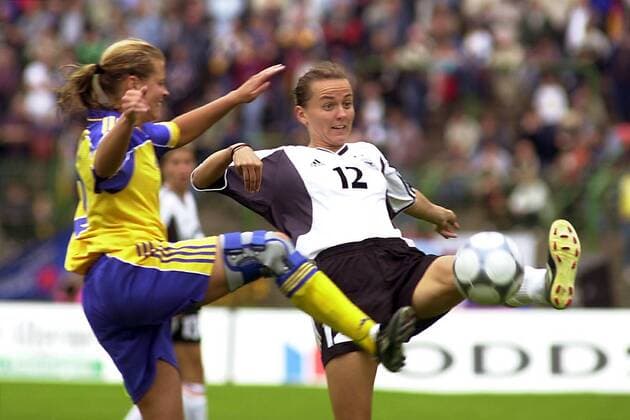 Claudia Müller (Deutschland, re.) gegen Karolina Westberg (Schweden) Fußball EM Damen Europameisterschaft 2001, Länderspiel, Gruppenspiel, Gruppe A, Frauenfußball, Frauen, Vdig Gruppe Erfurt Dynamik, Kampf,