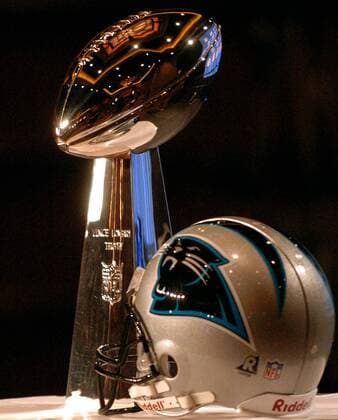 Die Super Bowl Trophäe neben einem Helm der Carolina Panthers American Football Herren NFL 2003 2004, Super Bowl XXXVIII, Superbowl, Finale Endspiel, Carolina Panthers, Vdig Gruppe Houston  