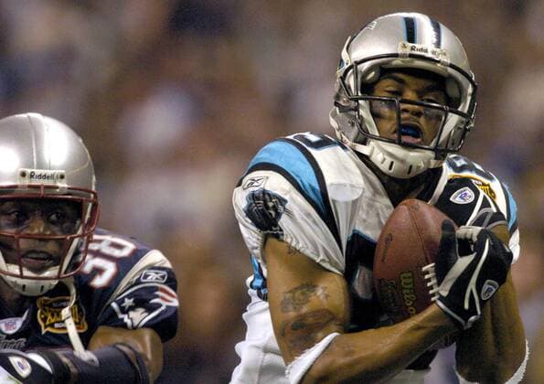 Wide Receiver Steve Smith (Carolina Panthers, re.) kann Cornerback Tyrone Poole (New England Patriots) mit der Pille entkommen American Football Herren NFL 2003 2004, Super Bowl XXXVIII, Superbowl, New England Patriots - Carolina Panthers 32:29, Vdig Gruppe Houston Dynamik,  