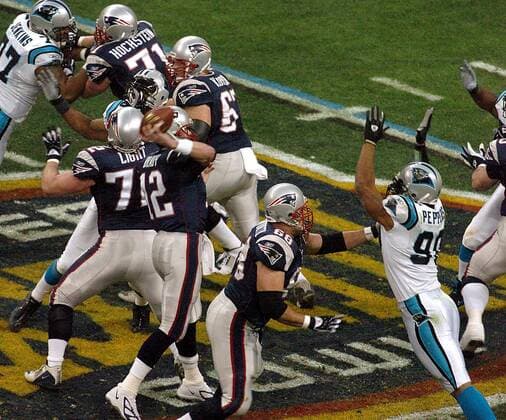 Quarterback Tom Brady (New England Patriots) kommt im Getümmel frei zum Wurf American Football Herren NFL 2003 2004, Super Bowl XXXVIII, Superbowl, New England Patriots - Carolina Panthers 32:29, Vdig Gruppe Houston Dynamik  