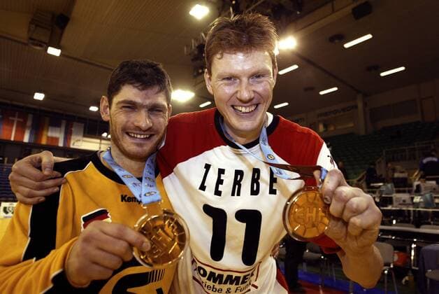 Torwart Henning Fritz (li.) und Volker Zerbe (Deutschland) präsentieren stolz ihre Goldmedaillen Handball EM Herren Europameisterschaft 2004, Nationalmannschaft, Nationalteam, Nationaltrikot, Länderspiel, Vdig Gruppe Ljubljana Freude,
