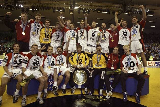 Mannschaftsbild Europameister Deutschland: hi. v.li.: Co-Trainer Löhr, Zerbe, Torwart Lichtlein, Immel, Dragunski, Weber, Hens, Petersen, Schwarzer, x, Baur, Stephan, vorn: Jansen, Kehrmann, Zeitz, Grimm, die Torhüter Ramota und Fritz, x und Schöne Handball EM Herren Europameisterschaft 2004, Nationalmannschaft, Nationalteam, Nationaltrikot, Länderspiel, Vdig Totale Ljubljana Freude,