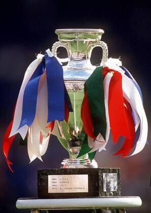 Der Henry-Delaunay-Pokal mit den eingravierten Europameistern wartet auf den Sieger des Europameisterschaftsfinales zwischen Frankreich und Italien Fußball EM Herren Europameisterschaft 2000, Länderspiel, Finale, Endspiel, Nationalmannschaft, Nationalteam Einzelbild Rotterdam