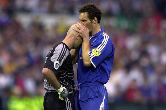 Laurent Blanc (re.) küßt die Glatze von Torwart Fabien Barthez (beide Frankreich) Fußball EM Herren Europameisterschaft 2000, Länderspiel, Finale, Endspiel, Nationalmannschaft, Nationalteam Gruppe Rotterdam Freude,