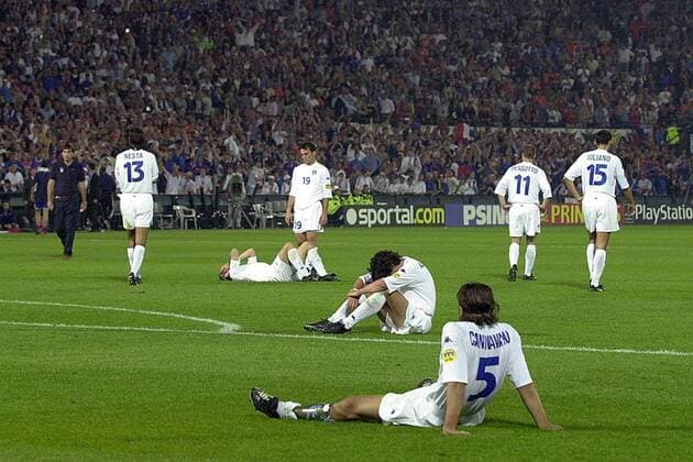 Fußball, EM Finale 2000 in Rotterdam, Frankreich - Italien 2-1 n.V. Die Italiener sind nach dem verlorenen Europameisterschafts-Endspiel am Boden zerstört Fußball EM Herren Europameisterschaft 2000, Länderspiel, Finale, Endspiel, Nationalmannschaft, Nationalteam Totale Rotterdam Enttäuschung, Verzweiflung