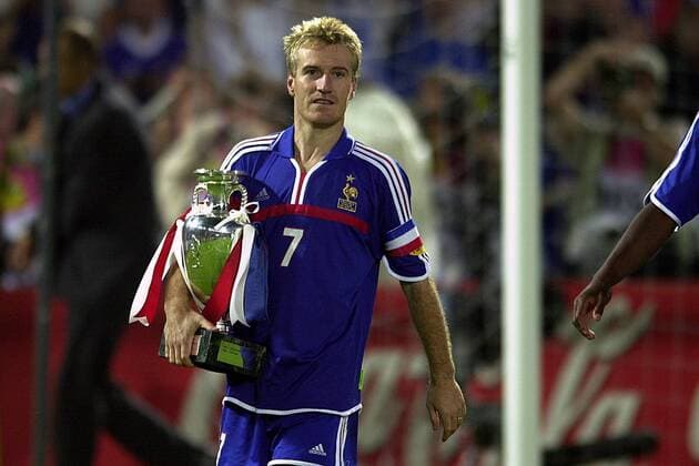 Europameister Didier Deschamps (Frankreich) mit der Trophäe Fußball EM Herren Europameisterschaft 2000, Länderspiel, Finale, Endspiel, Nationalmannschaft, Nationalteam Einzelbild Rotterdam