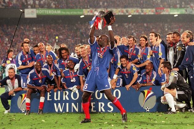 Frankreich ist Europameister 2000 - Lilian Thuram (vorn) präsentiert den Pokal Fußball EM Herren Europameisterschaft 2000, Länderspiel, Finale, Endspiel, Nationalmannschaft, Nationalteam Totale Rotterdam Freude, Begeisterung,