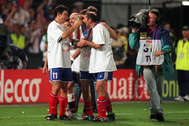 Fußball, EM Finale 2000 in Rotterdam, Frankreich - Italien 2-1 n.V. Ein Kameramann (re.) nimmt die jubelnden Europameister Zinedine Zidane (Mitte) und Robert Pires (li., beide Frankreich) auf Fußball EM Herren Europameisterschaft 2000, Länderspiel, Finale, Endspiel, Nationalmannschaft, Nationalteam Totale Rotterdam Freude, Begeisterung,