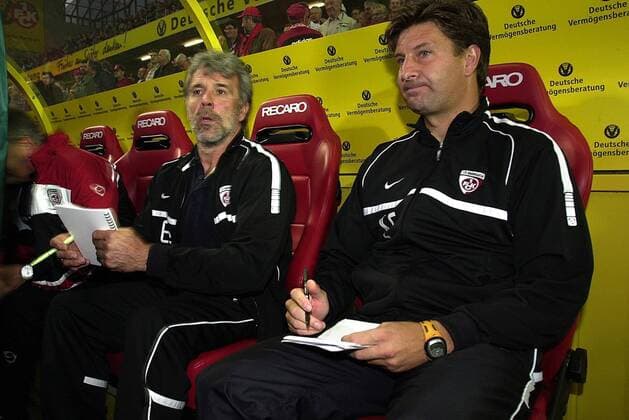 Trainer Erik Gerets (li.) und Co-Trainer Karl-Heinz Emig (beide Lautern) skeptisch Fußball 1. BL Herren Saison 2002 2003, 1. FC Kaiserslautern, Vdig Gruppe Kaiserslautern Skepsis,