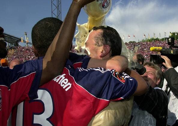 Trainer Ottmar Hitzfeld (re.) und Paulo Sergio (beide Bayern) feiern Arm in Arm den Titelgewinn, die Bierdusche bekommt allerdings nur der Coach zu spüren Fußball 1. BL Herren Saison 1999 2000, FC Bayern München, Deutscher Meister, Deutsche Meisterschaft, Meisterfeier, Vdig Gruppe München Freude, Begeisterung,