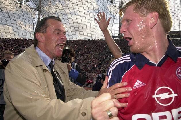 Trainer Ottmar Hitzfeld (li.) und Stefan Effenberg (beide Bayern) durchnässt nach einer Bierdusche, was dem Jubel aber keinen Abbruch tut Fußball 1. BL Herren Saison 1999 2000, FC Bayern München, Deutscher Meister, Deutsche Meisterschaft, Meisterfeier, Vdig Gruppe München Freude, Begeisterung,