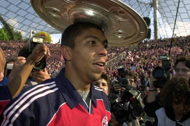 Giovane Elber (Bayern) mit der Meisterschale auf dem Kopf Fußball 1. BL Herren Saison 1999 2000, FC Bayern München, Deutscher Meister, Deutsche Meisterschaft, Meisterfeier, Vdig Porträt München Freude,