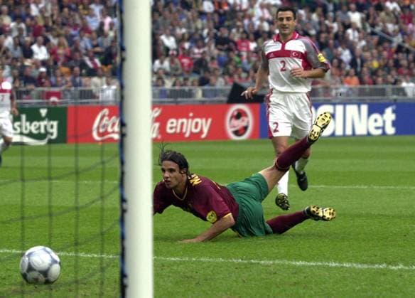 Nuno Gomes (Portugal) erzielt per Flugkopfball das 0:1, dahinter Tayfur Havitcu (Türkei), der viel zu spät kommt Fußball EM Herren Europameisterschaft 2000, Länderspiel, Viertelfinale, Nationalmannschaft, Nationalteam Gruppe Amsterdam Dynamik,