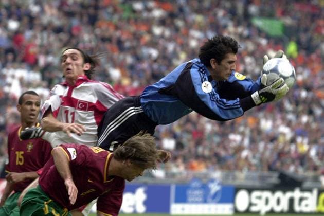 Torwart Rüstü Recber (Türkei) fischt sich den Ball aus der Luft Fußball EM Herren Europameisterschaft 2000, Länderspiel, Viertelfinale, Nationalmannschaft, Nationalteam Gruppe Amsterdam Dynamik,