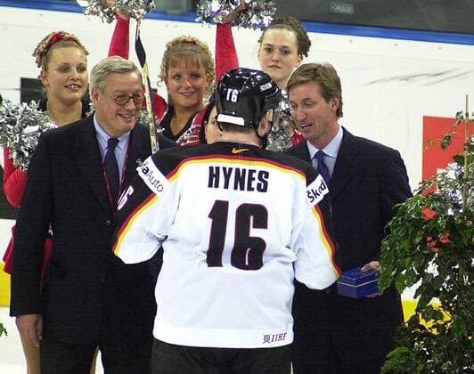 Teammanager und Eishockeylegende Wayne Gretzky (Kanada, re.) ehrt Wayne Hynes (Deutschland, Mitte) als besten Spieler des Spiels, li. DEB-Präsident Rainer Gossmann (ebenfalls Deutschland) Eishockey WM Herren Weltmeisterschaft 2001, Länderspiel, Nationalmannschaft, Nationalteam, Deutscher Eishockeybund Gruppe Hannover