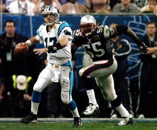 Quarterback Jake Delhomme (Carolina Panthers, li.) ahnt nicht, dass Defensive End Willie McGinest (New England Patriots) von hinten kommt American Football Herren NFL 2003 2004, Super Bowl XXXVIII, Superbowl, New England Patriots - Carolina Panthers 32:29, Vdig Gruppe Houston Dynamik,  